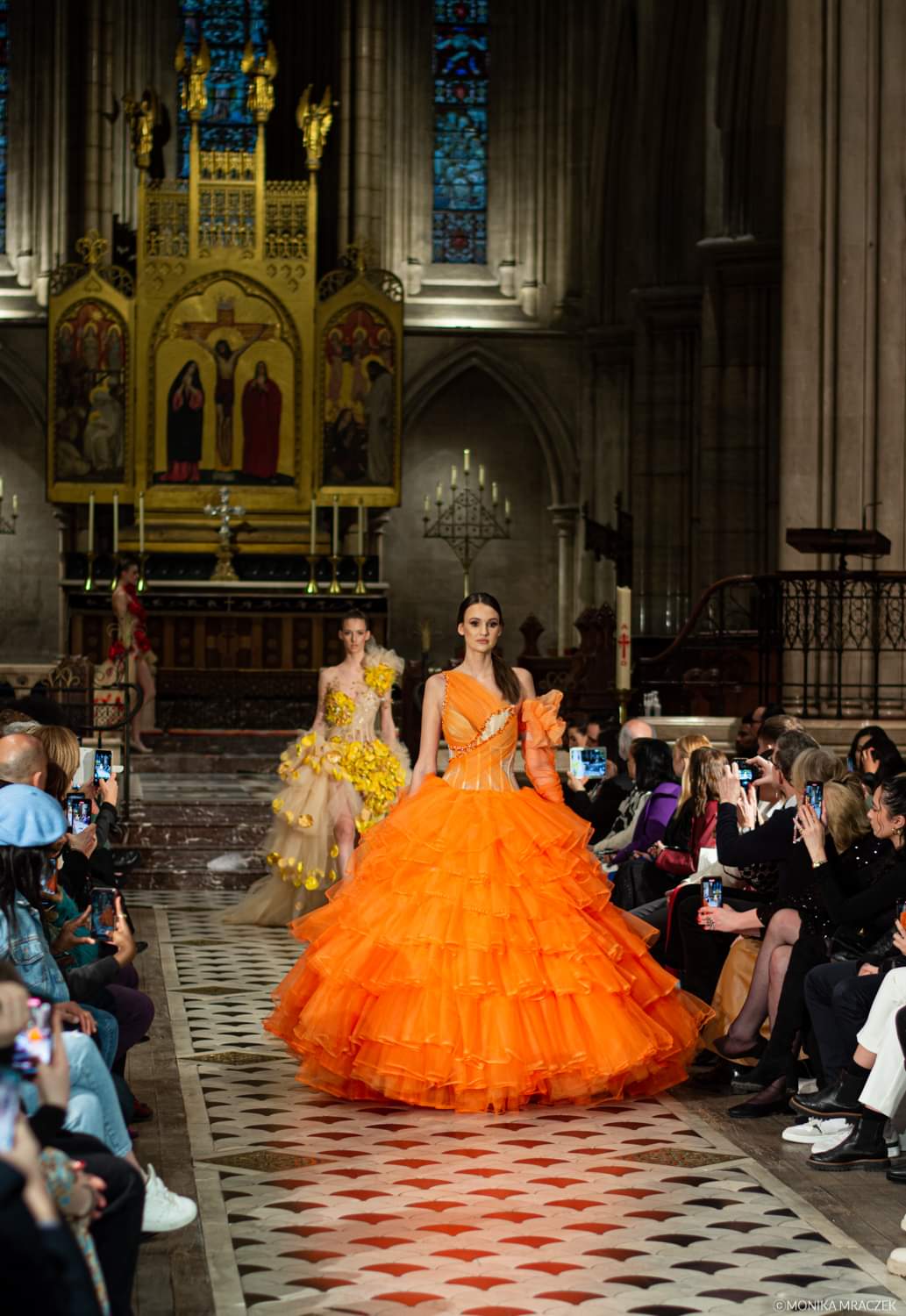 Internationale Modenschau und kreative Sichtbarkeit in der Modebranche