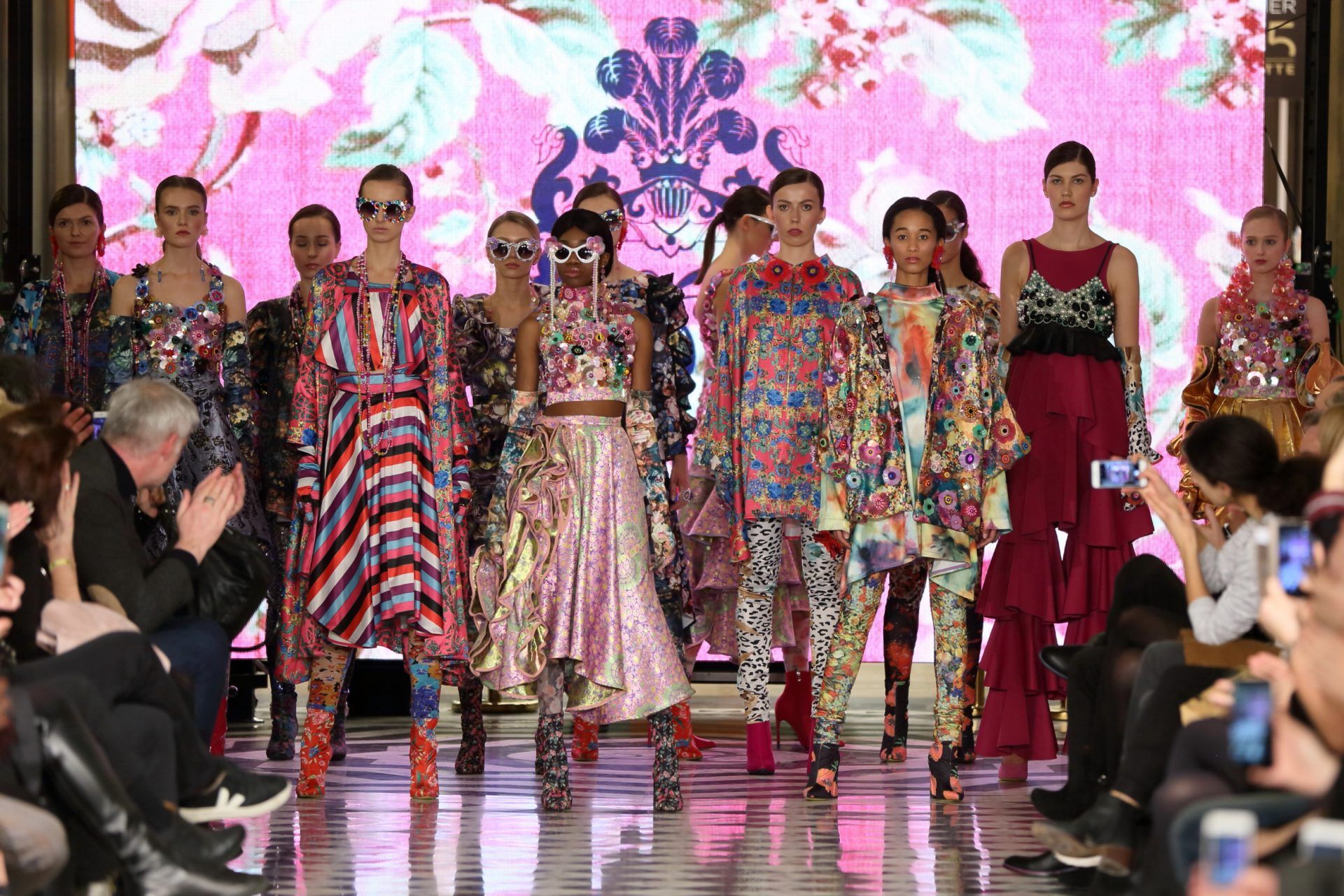 Professionelles Modedesign mit internationaler Perspektive und hochwertiger Ästhetik