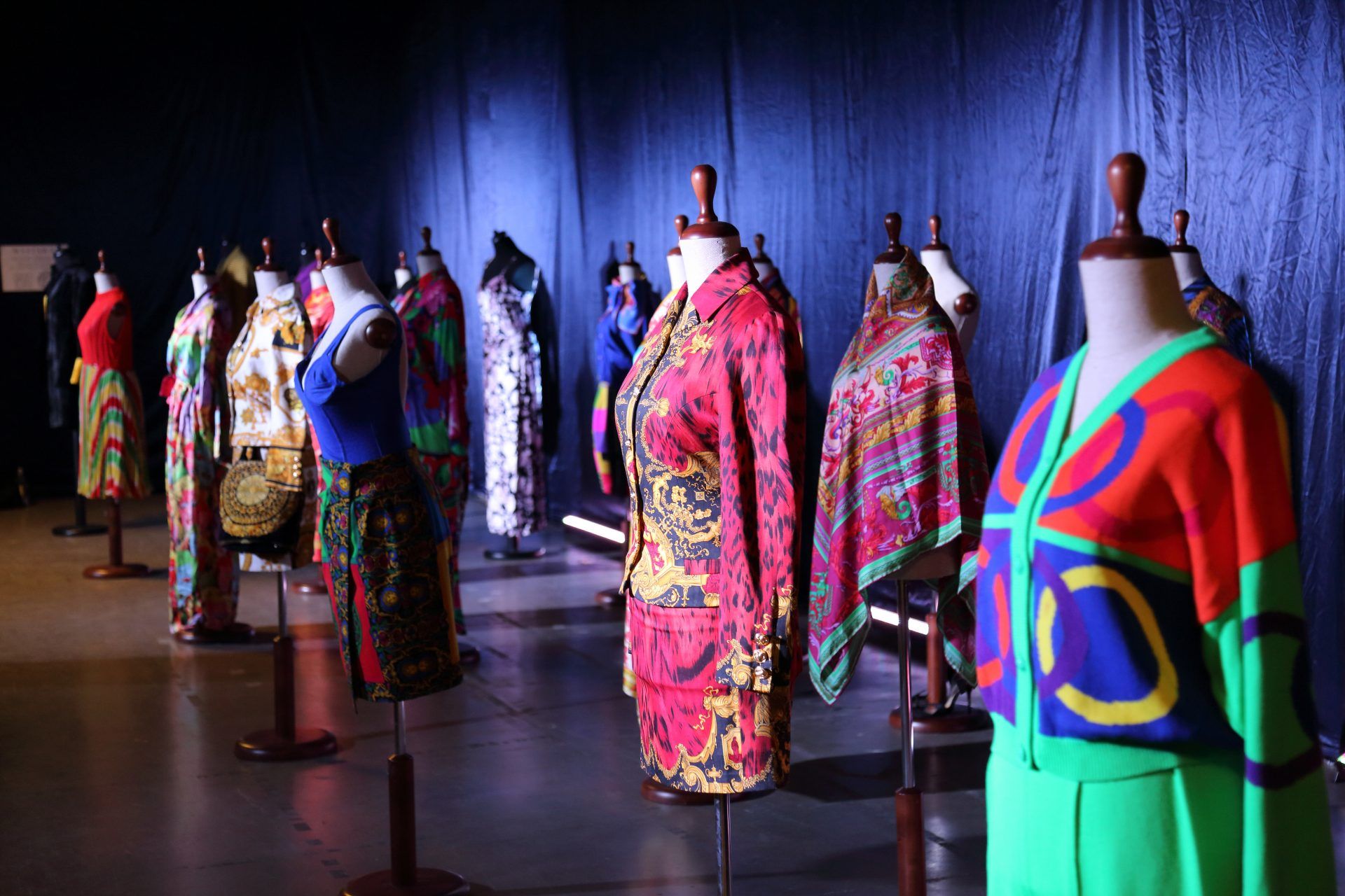 Fashion Design Weiterbildung mit exklusiver Runway-Ästhetik und professioneller Modepräsentation